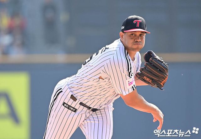 LG 투수 치리노스는 22일 잠실구장에서 열린 '2025 신한 SOL Bank KBO 리그' 롯데와 시즌 개막전에서 선발 등판했다. 6이닝 2실점 퀄리티스타트 투구를 선보여 승리 투수가 됐다. 잠실, 박지영 기자