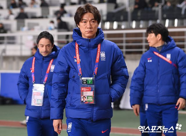 대한축구협회 관계자는 22일 용인 미르스타디움에서 열리는 축구대표팀 요르단전 대비 첫 훈련을 앞두고 이강인과 백승호, 정승현이 소집해제된다고 발표했다. 전날 3명의 몸 상태가 심각하지 않다는 진단이 나와 '천만다행'으로 여겨졌으나 결론은 소집해제였다. 앞서 대표팀은 21일 오전 3명에 대한 정밀진단을 실시했다. 이강인과 백승호는 지난 20일 고양종합운동장에서 열린 오만과의 2026 북중미 월드컵 아시아 3차 예선 B조 7차전에서 각각 왼쪽 발목, 왼쪽 햄스트링을 다쳤다.&nbsp;정승현은 오만전을 앞두고 진행된 훈련에서 왼쪽 종아리 근육 부상을 당했다. 엑스포츠뉴스DB