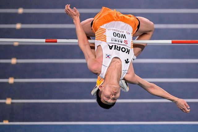 우상혁이 21일 중국 난징에서 열린 2025 세계실내육상선수권대회 남자 높이뛰기 결선에서 바를 넘고 있다. AFP 연합뉴스
