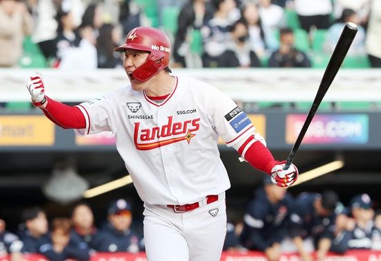 SSG 랜더스 오태곤이 22일 두산 베어스와 정규시즌 개막전에 8회 말 대타 교체 출전해 역전 2점 홈런으로 팀 승리를 이끌었다. 