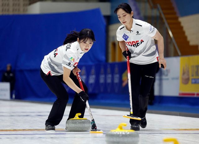 왼쪽부터 한국 여자 컬링 국가대표 경기도청 설예은과 김수지. 22일 경기도 의정부빙상장에서 열린 2025 LGT 세계여자컬링선수권대회 캐나다와의 준결승에서 스위핑하고 있다. REUTERS 연합뉴스