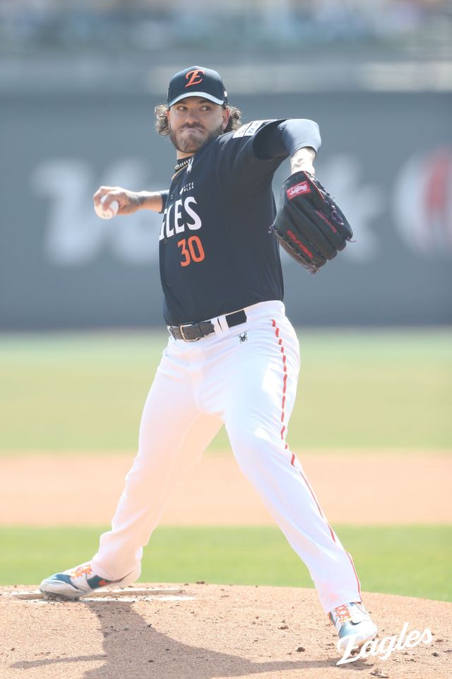 한화 이글스 폰세는 22일 케이티위즈파크에서 열린 2025 신한 SOL Bank KBO리그 KT 위즈와의 정규시즌 개막전에 선발투수로 등판해 5이닝 7피안타 1볼넷 4탈삼진 2실점을 기록했다. 한화 이글스