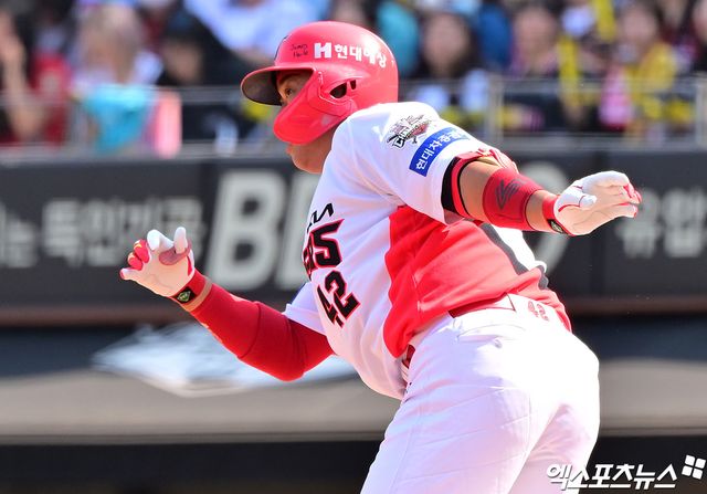 22일 오후 광주기아챔피언스필드에서 열린 '2025 신한 SOL Bank KBO리그' NC 다이노스와 KIA 타이거즈의 개막전 경기, 2회말 2사 1,2루 KIA 김태군이 1타점 적시타를 날리고 있다. 광주, 김한준 기자