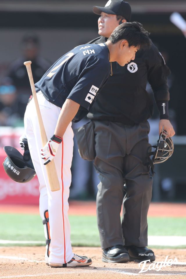 22일 수원케이티위즈파크에서 열린 2025 신한 SOL Bank KBO리그 한화 이글스와 KT 위즈의 정규시즌 개막전, 한화가 4-3 역전승을 거뒀다. 한화 심우준이 팬들에게 인사를 하고 있다. 한화 이글스