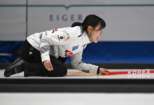 한국 여자 컬링 국가대표 경기도청 김은지가 22일 경기도 의정부빙상장에서 열린 2025 LGT 세계여자컬링선수권대회 캐나다와의 준결승에서 작전을 외치고 있다. AFP 연합뉴스