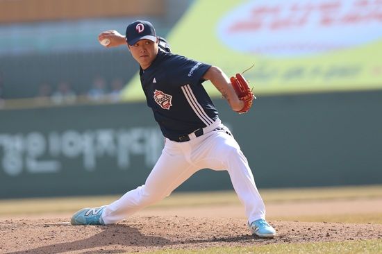 두산 베어스가 22일 정규시즌 개막전 문학 SSG 랜더스전에서 이적생 김민석의 역전 적시 3루타 활약에 앞서나가다 8회 말 셋업맨 이영하의 역전 2점 홈런 허용으로 쓰라린 개막전 패배를 당했다. 두산 베어스