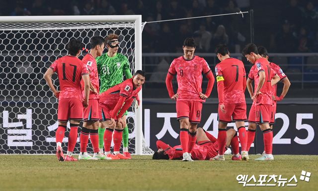 대한축구협회 관계자는 22일 용인 미르스타디움에서 열리는 축구대표팀 요르단전 대비 첫 훈련을 앞두고 이강인과 백승호, 정승현이 소집해제된다고 발표했다. 전날 3명의 몸 상태가 심각하지 않다는 진단이 나와 '천만다행'으로 여겨졌으나 결론은 소집해제였다. 앞서 대표팀은 21일 오전 3명에 대한 정밀진단을 실시했다. 이강인과 백승호는 지난 20일 고양종합운동장에서 열린 오만과의 2026 북중미 월드컵 아시아 3차 예선 B조 7차전에서 각각 왼쪽 발목, 왼쪽 햄스트링을 다쳤다.&nbsp;정승현은 오만전을 앞두고 진행된 훈련에서 왼쪽 종아리 근육 부상을 당했다. 엑스포츠뉴스DB