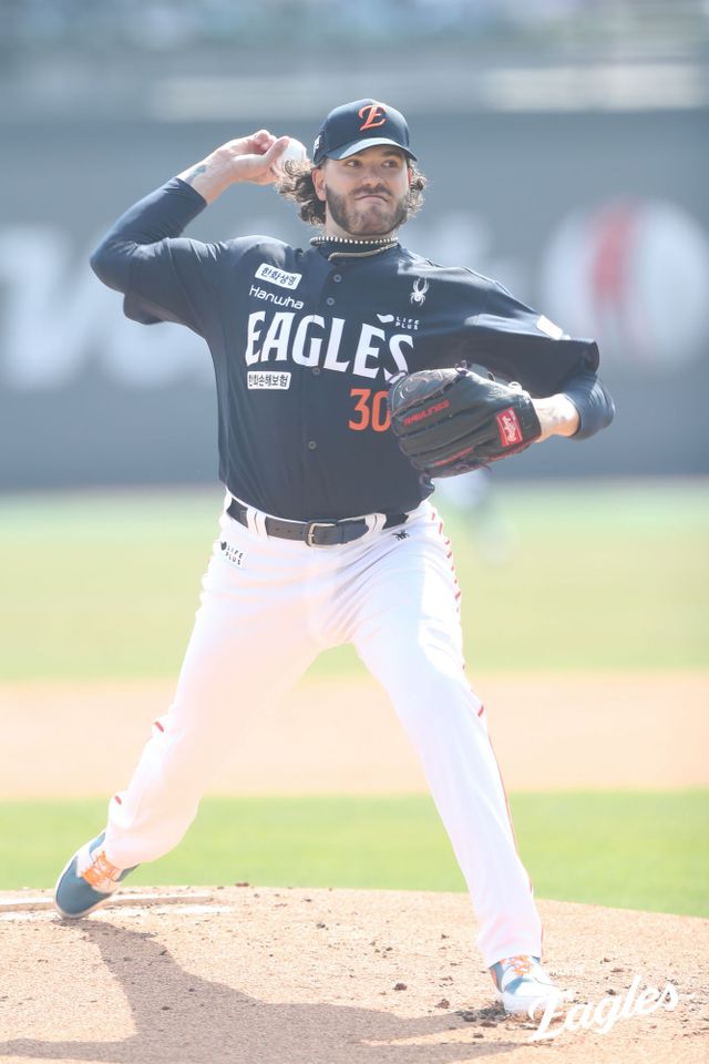 한화 이글스 폰세는 22일 케이티위즈파크에서 열린 2025 신한 SOL Bank KBO리그 KT 위즈와의 정규시즌 개막전에 선발투수로 등판해 5이닝 7피안타 1볼넷 4탈삼진 2실점을 기록했다. 한화 이글스
