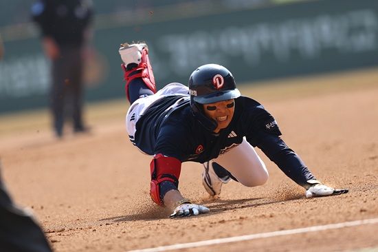 두산 베어스가 22일 정규시즌 개막전 문학 SSG 랜더스전에서 이적생 김민석의 역전 적시 3루타 활약에 앞서나가다 8회 말 셋업맨 이영하의 역전 2점 홈런 허용으로 쓰라린 개막전 패배를 당했다. 두산 베어스