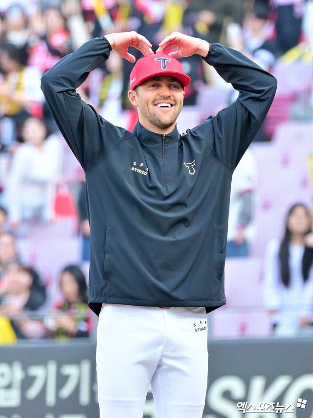 22일 오후 광주기아챔피언스필드에서 열린 '2025 신한 SOL Bank KBO리그' NC 다이노스와 KIA 타이거즈의 개막전 경기, KIA 네일이 팬들에게 하트 인사를 하고 있다. 광주, 김한준 기자