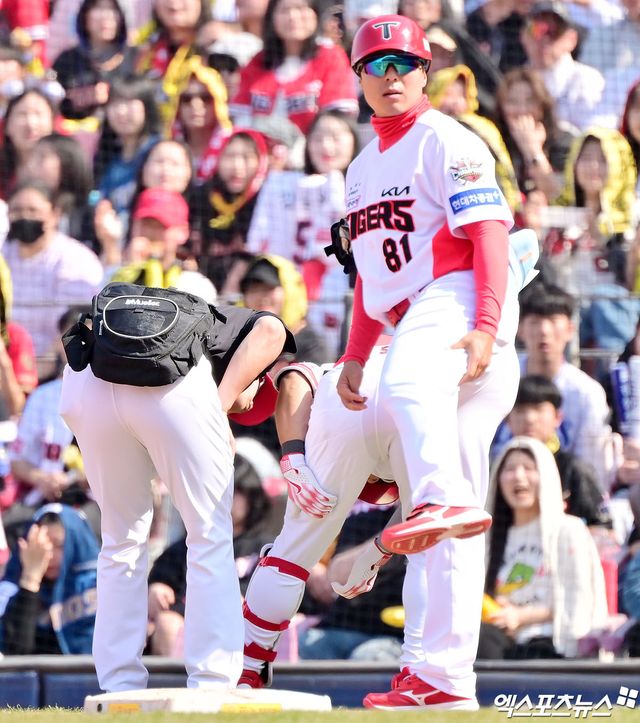 22일 오후 광주기아챔피언스필드에서 열린 '2025 신한 SOL Bank KBO리그' NC 다이노스와 KIA 타이거즈의 개막전 경기, 3회말 1사 KIA 김도영이 좌전안타를 날린 후 고통을 호소하고 있다. 광주, 김한준 기자