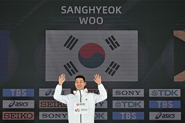 우상혁이 21일 중국 난징에서 열린 2025 세계실내육상선수권대회 남자 높이뛰기 결선에서 우승한 뒤 시상식에서 인사하고 있다. AFP 연합뉴스