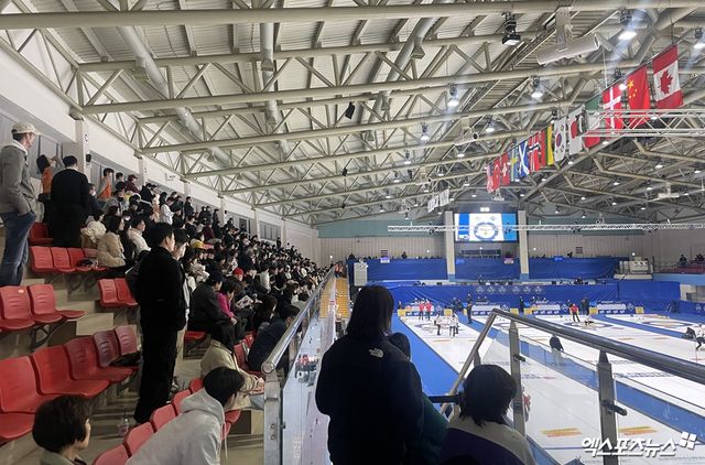 관중들이 22일 경기도 의정부빙상장에서 열린 2025 LGT 세계여자컬링선수권대회 한국과 캐나다의 준결승에서 한국을 응원하고 있다. 의정부, 최원영 기자