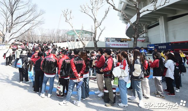 LG를 대표하는 응원가 'Forever LG'가 9년 만에 LG 팬들 곁으로 다가와 잠실구장에서 울려 퍼졌다. 잠실, 박지영 기자