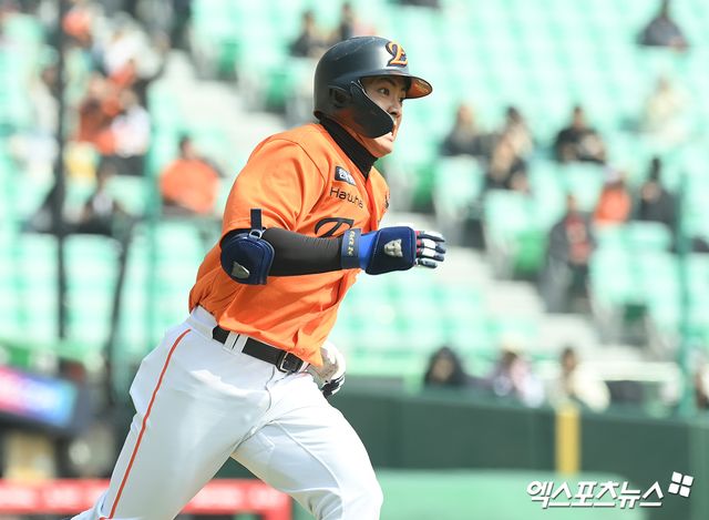 11일 오후 인천SSG랜더스필드에서 열린 '2025 신한 SOL Bank KBO리그' 한화 이글스와 SSG 랜더스의 시범경기, 2회초 무사 1루 한화 임종찬이 안타를 날린 뒤 베이스를 향해 달리고 있다. 엑스포츠뉴스DB