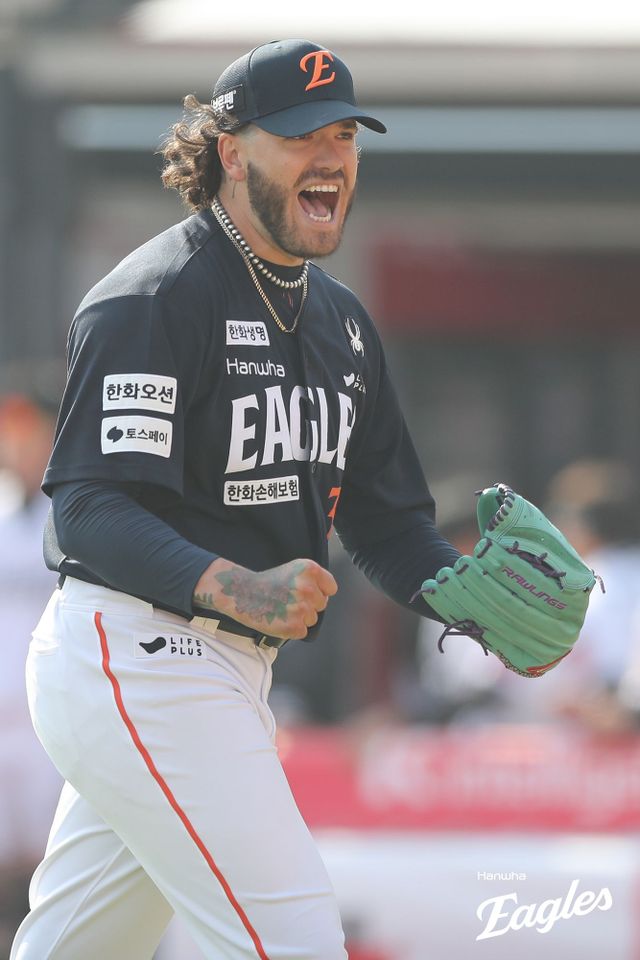 한화 이글스 폰세는 22일 케이티위즈파크에서 열린 2025 신한 SOL Bank KBO리그 KT 위즈와의 정규시즌 개막전에 선발투수로 등판해 5이닝 7피안타 1볼넷 4탈삼진 2실점을 기록했다. 한화 이글스