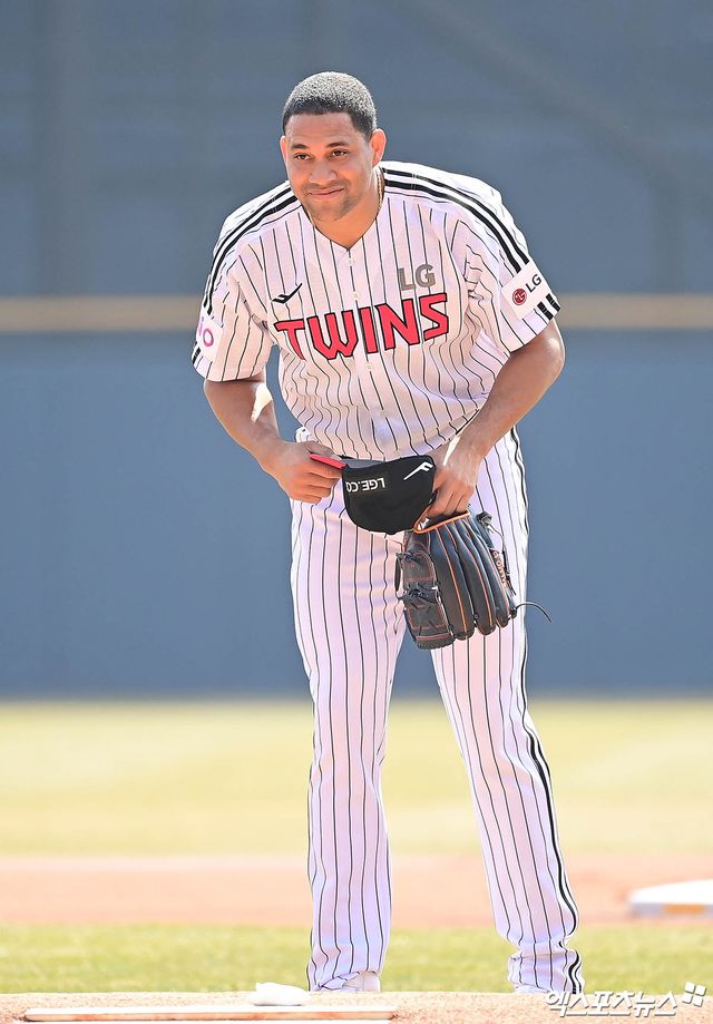 LG 투수 치리노스는 22일 잠실구장에서 열린 '2025 신한 SOL Bank KBO 리그' 롯데와 시즌 개막전에서 선발 등판했다. 6이닝 2실점 퀄리티스타트 투구를 선보여 승리 투수가 됐다. 잠실, 박지영 기자 