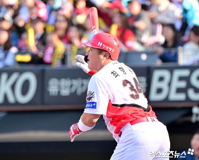 22일 오후 광주기아챔피언스필드에서 열린 '2025 신한 SOL Bank KBO리그' NC 다이노스와 KIA 타이거즈의 개막전 경기, 8회말 1사 만루 KIA 최형우가 2타점 2루타를 날리고 있다. 광주, 김한준 기자