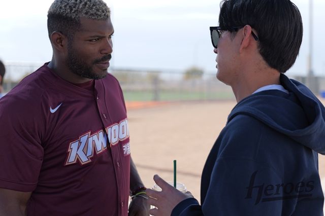 지난 1월 키움 히어로즈의 미국 애리조나 스프링캠프 당시 이정후(오른쪽)와 만났던 야시엘 푸이그.