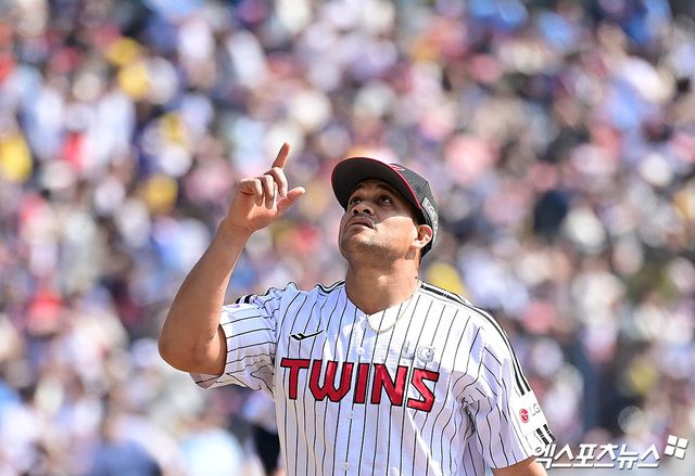 LG 투수 치리노스는 22일 잠실구장에서 열린 '2025 신한 SOL Bank KBO 리그' 롯데와 시즌 개막전에서 선발 등판했다. 6이닝 2실점 퀄리티스타트 투구를 선보여 승리 투수가 됐다. 잠실, 박지영 기자