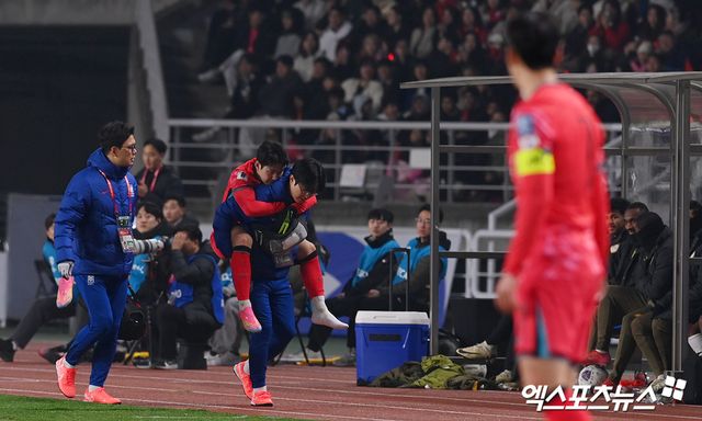 대한축구협회 관계자는 22일 용인 미르스타디움에서 열리는 축구대표팀 요르단전 대비 첫 훈련을 앞두고 이강인과 백승호, 정승현이 소집해제된다고 발표했다. 전날 3명의 몸 상태가 심각하지 않다는 진단이 나와 '천만다행'으로 여겨졌으나 결론은 소집해제였다. 앞서 대표팀은 21일 오전 3명에 대한 정밀진단을 실시했다. 이강인과 백승호는 지난 20일 고양종합운동장에서 열린 오만과의 2026 북중미 월드컵 아시아 3차 예선 B조 7차전에서 각각 왼쪽 발목, 왼쪽 햄스트링을 다쳤다.&nbsp;정승현은 오만전을 앞두고 진행된 훈련에서 왼쪽 종아리 근육 부상을 당했다. 엑스포츠뉴스DB
