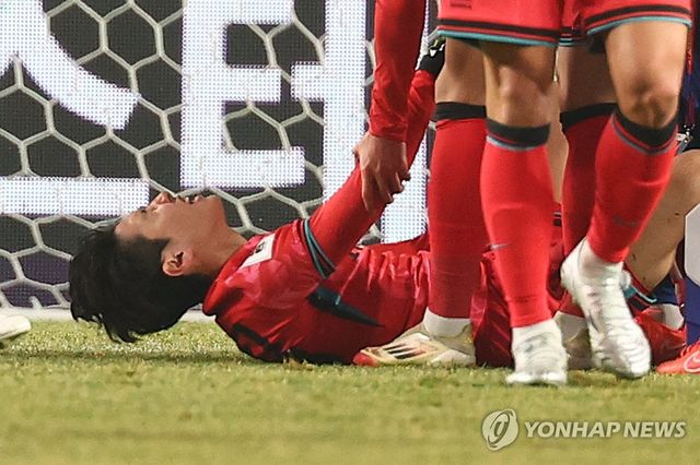 대한축구협회 관계자는 22일 용인 미르스타디움에서 열리는 축구대표팀 요르단전 대비 첫 훈련을 앞두고 이강인과 백승호, 정승현이 소집해제된다고 발표했다. 전날 3명의 몸 상태가 심각하지 않다는 진단이 나와 '천만다행'으로 여겨졌으나 결론은 소집해제였다. 앞서 대표팀은 21일 오전 3명에 대한 정밀진단을 실시했다. 이강인과 백승호는 지난 20일 고양종합운동장에서 열린 오만과의 2026 북중미 월드컵 아시아 3차 예선 B조 7차전에서 각각 왼쪽 발목, 왼쪽 햄스트링을 다쳤다.&nbsp;정승현은 오만전을 앞두고 진행된 훈련에서 왼쪽 종아리 근육 부상을 당했다. 연합뉴스