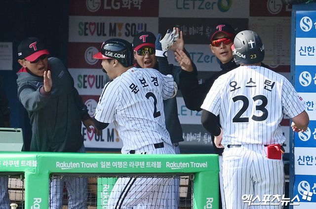 LG 내야수 문보경(2번)은 22일 잠실구장에서 열린 '2025 신한 SOL Bank KBO 리그' 롯데와 시즌 개막전에서 4번타자 3루수로 선발 출전했다. 첫 타석 상대 선발 반즈 상대 2점 홈런을 쏘아 올려 2025시즌 첫 홈런을 기록. 팀 승리에 힘을 보탰다. 잠실, 박지영 기자