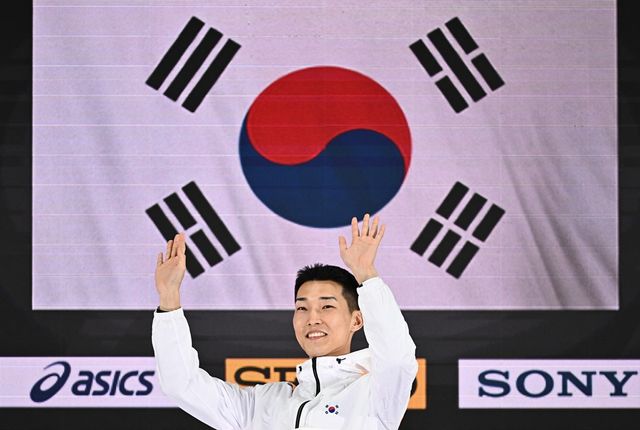 우상혁이 21일 중국 난징에서 열린 2025 세계실내육상선수권대회 남자 높이뛰기 결선에서 우승한 뒤 시상식에서 인사하고 있다. REUTERS 연합뉴스