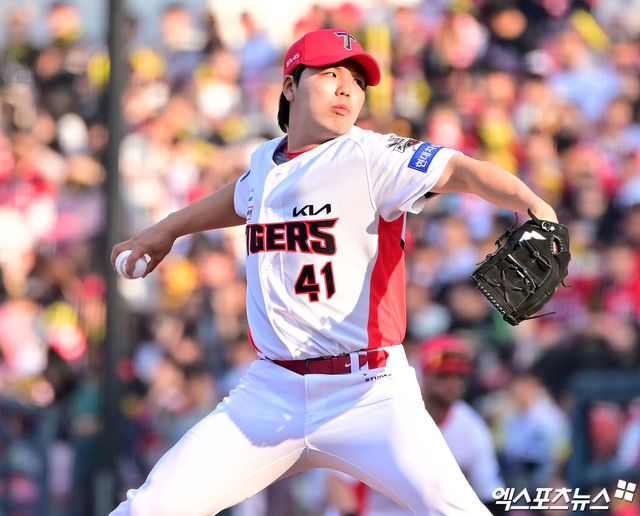 22일 오후 광주기아챔피언스필드에서 열린 '2025 신한 SOL Bank KBO리그' NC 다이노스와 KIA 타이거즈의 개막전 경기, 9회초 KIA 황동하가 공을 힘차게 던지고 있다. 광주, 김한준 기자