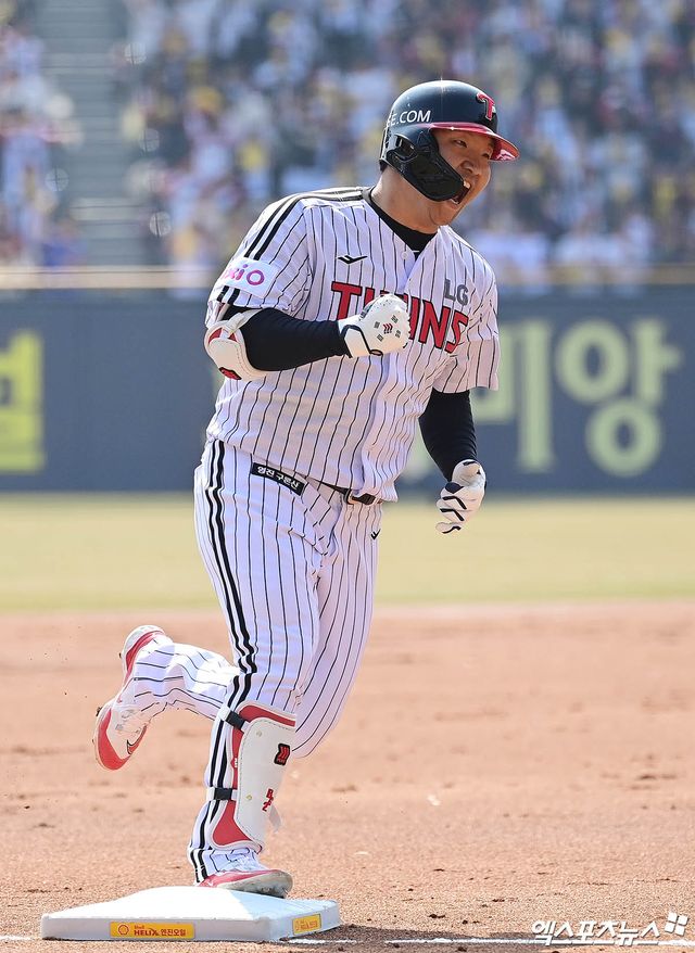LG 내야수 문보경은 22일 잠실구장에서 열린 '2025 신한 SOL Bank KBO 리그' 롯데와 시즌 개막전에서 4번타자 3루수로 선발 출전했다. 첫 타석 상대 선발 반즈 상대 2점 홈런을 쏘아 올려 2025시즌 첫 홈런을 기록. 팀 승리에 힘을 보탰다. 잠실, 박지영 기자