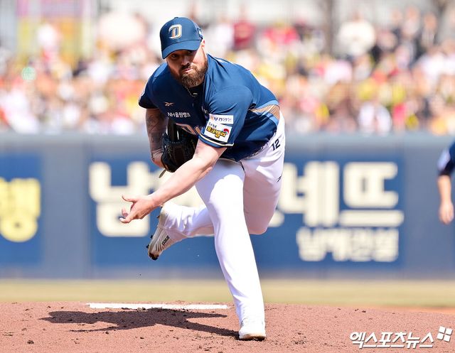 22일 오후 광주기아챔피언스필드에서 열린 '2025 신한 SOL Bank KBO리그' NC 다이노스와 KIA 타이거즈의 개막전 경기, 1회말 NC 선발투수 로건이 공을 힘차게 던지고 있다. 광주, 김한준 기자