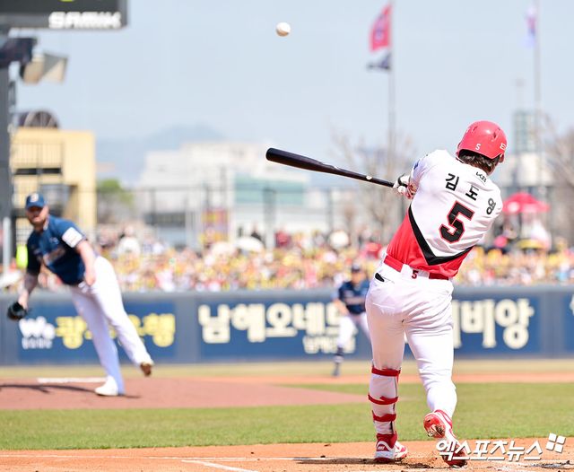 22일 오후 광주기아챔피언스필드에서 열린 '2025 신한 SOL Bank KBO리그' NC 다이노스와 KIA 타이거즈의 개막전 경기, 1회말 1사 KIA 김도영이 타격을 하고 있다. 광주, 김한준 기자