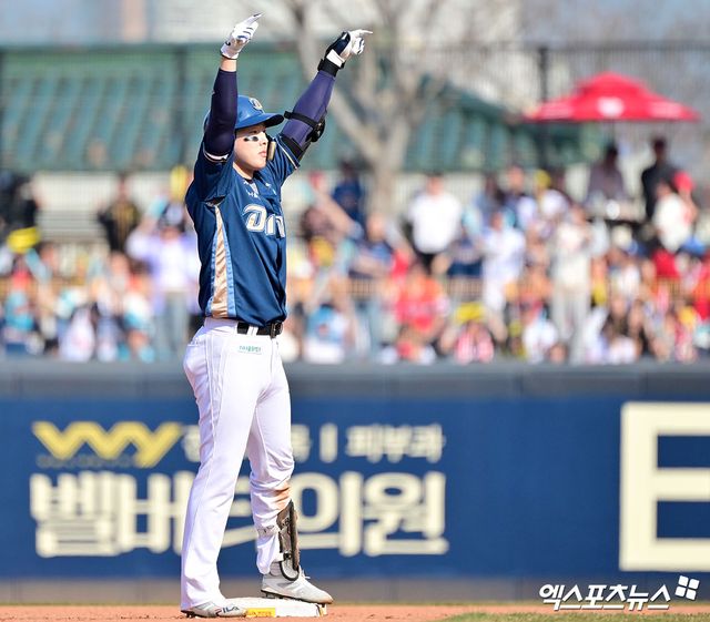 22일 오후 광주기아챔피언스필드에서 열린 '2025 신한 SOL Bank KBO리그' NC 다이노스와 KIA 타이거즈의 개막전 경기, 6회초 1사 만루 NC 박건우가 2타점 2루타를 날린 후 기뻐하고 있다. 광주, 김한준 기자
