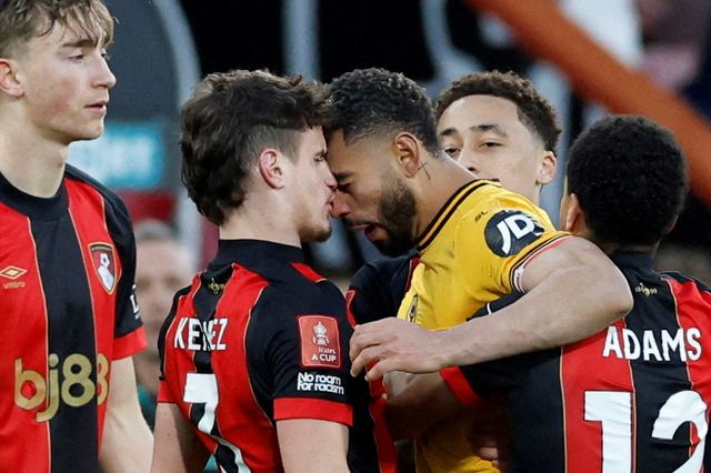 황희찬이 최대 위기에 봉착했다. 소속팀 울버햄프턴 원더러스가 2부 강등 위기에 놓인 가운데 핵심 공격수까지 징계를 받으며 당분간 출전이 어렵게 됐다. 울버햄프턴 구단에 따르면 잉글랜드축구협회는 22일 FA는 이달 초 에미레이트 FA컵 5라운드 본머스와의 경기에서 퇴장을 당한 마테우스 쿠냐에게 추가 1경기 출전 정지와 벌금을 부과했다. 연합뉴스