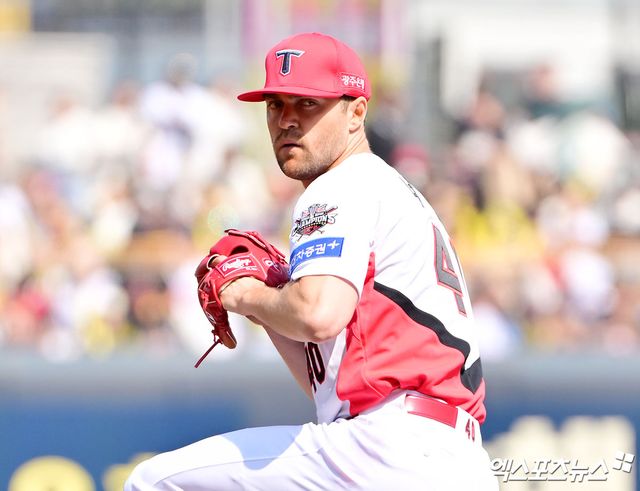 22일 오후 광주기아챔피언스필드에서 열린 '2025 신한 SOL Bank KBO리그' NC 다이노스와 KIA 타이거즈의 개막전 경기, 1회초 KIA 선발투수 네일이 공을 힘차게 던지고 있다. 광주, 김한준 기자