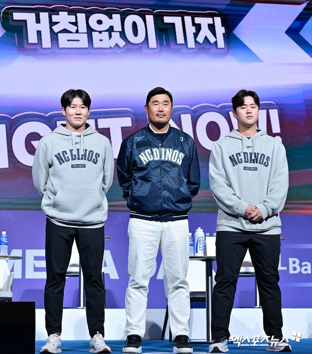 20일 오후 서울 송파구 롯데호텔 월드에서 열린 ‘2025 신한 SOL Bank KBO 미디어데이', NC 박민우, 이호준 감독, 김형준이 포즈를 취하고 있다. 엑스포츠뉴스 DB