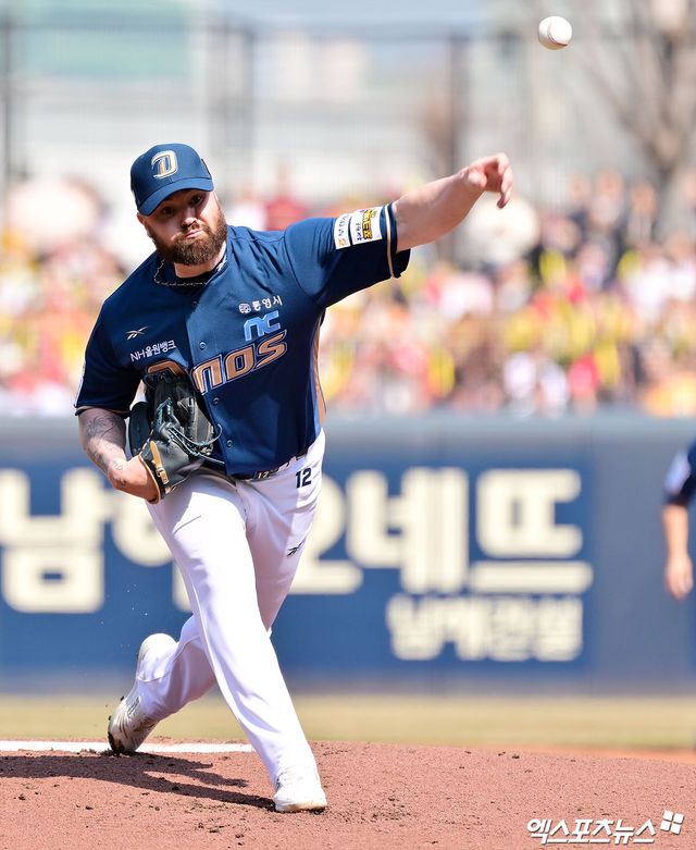 22일 오후 광주기아챔피언스필드에서 열린 '2025 신한 SOL Bank KBO리그' NC 다이노스와 KIA 타이거즈의 개막전 경기, 1회말 NC 선발투수 로건이 공을 힘차게 던지고 있다. 광주, 김한준 기자