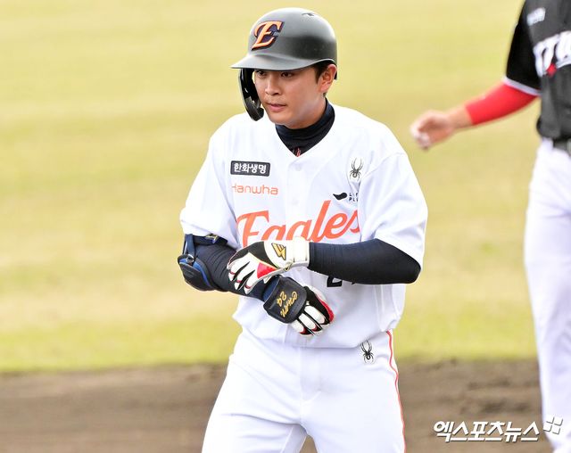 26일 오후 일본 오키나와 고친다 구장에서 열린 KT 위즈와 한화 이글스의 연습경기, 8회말 한화 임종찬이 적시타를 날린 후 귀루하고 있다. 엑스포츠뉴DB
