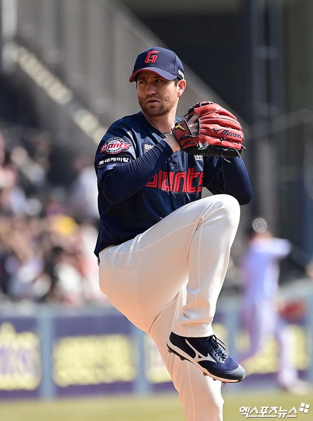 롯데 투수 반즈는 22일 잠실구장에서 열린 '2025 신한 SOL Bank KBO 리그' LG전에서 선발 등판했다. 3이닝 7실점으로 무너져 패전 투수가 될 위기에 놓였다. 잠실, 박지영 기자