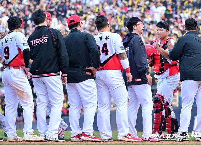 22일 오후 광주기아챔피언스필드에서 열린 '2025 신한 SOL Bank KBO리그' NC 다이노스와 KIA 타이거즈의 개막전 경기, KIA가 8회에만 8점을 몰아치며 NC에 9:2 승리를 거뒀다. 이날 경기에서 승리한 KIA 선수들이 기뻐하고 있다. 광주, 김한준 기자