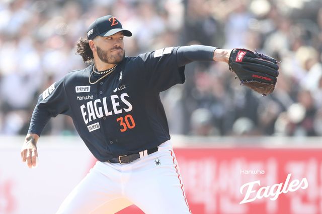 한화 이글스 폰세는 22일 케이티위즈파크에서 열린 2025 신한 SOL Bank KBO리그 KT 위즈와의 정규시즌 개막전에 선발투수로 등판해 5이닝 7피안타 1볼넷 4탈삼진 2실점을 기록했다. 한화 이글스