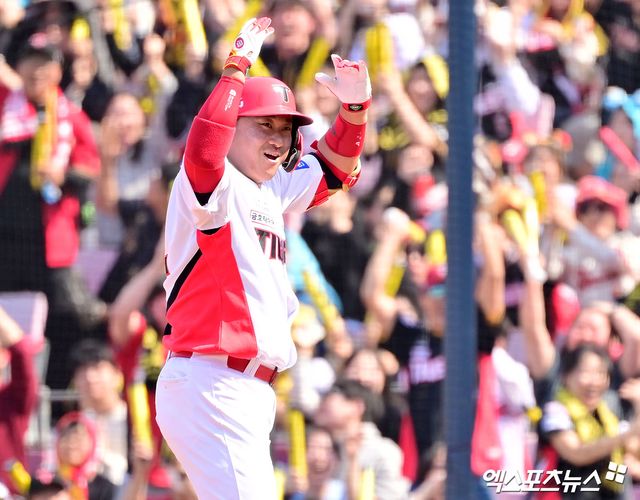 22일 오후 광주기아챔피언스필드에서 열린 '2025 신한 SOL Bank KBO리그' NC 다이노스와 KIA 타이거즈의 개막전 경기, 2회말 2사 1,2루 KIA 김태군이 1타점 적시타를 날린 후 기뻐하고 있다. 광주, 김한준 기자