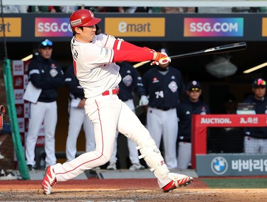 SSG 랜더스 오태곤이 22일 두산 베어스와 정규시즌 개막전에 8회 말 대타 교체 출전해 역전 2점 홈런으로 팀 승리를 이끌었다. 