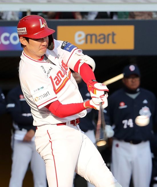 SSG 랜더스 오태곤이 22일 두산 베어스와 정규시즌 개막전에 8회 말 대타 교체 출전해 역전 2점 홈런으로 팀 승리를 이끌었다. 