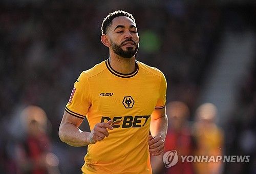 황희찬이 최대 위기에 봉착했다. 소속팀 울버햄프턴 원더러스가 2부 강등 위기에 놓인 가운데 핵심 공격수까지 징계를 받으며 당분간 출전이 어렵게 됐다. 울버햄프턴 구단에 따르면 잉글랜드축구협회는 22일 FA는 이달 초 에미레이트 FA컵 5라운드 본머스와의 경기에서 퇴장을 당한 마테우스 쿠냐에게 추가 1경기 출전 정지와 벌금을 부과했다. 연합뉴스