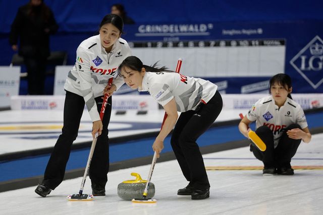 왼쪽부터 한국 여자 컬링 국가대표 경기도청 김민지, 김수지, 설예은. 22일 경기도 의정부빙상장에서 열린 2025 LGT 세계여자컬링선수권대회 캐나다와의 준결승에서 경기에 임하고 있다. AFP 연합뉴스
