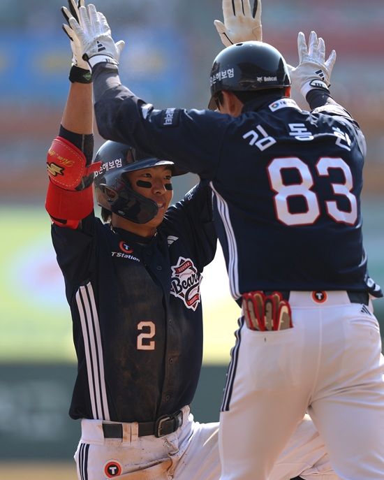 두산 베어스가 22일 정규시즌 개막전 문학 SSG 랜더스전에서 이적생 김민석의 역전 적시 3루타 활약에 앞서나가다 8회 말 셋업맨 이영하의 역전 2점 홈런 허용으로 쓰라린 개막전 패배를 당했다. 두산 베어스