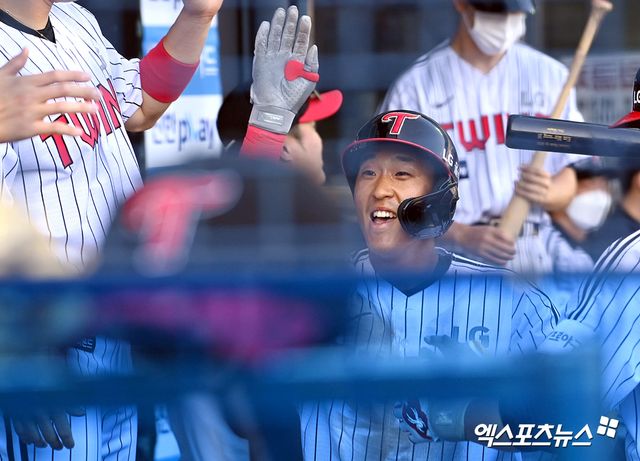 LG 외야수 송찬의는 22일 잠실구장에서 열린 '2025 신한 SOL Bank KBO 리그' 롯데와 시즌 개막전에서 6번 지명타자로 선발 출전했다. 이날 3안타를 쳐내며 공격에 활력을 불어넣었다. 엑스포츠뉴스 DB