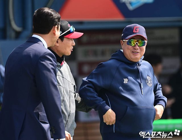 김태형 롯데 감독(왼쪽 세 번째)은 22일 잠실구장에서 열릴 '2025 신한 SOL Bank KBO 리그' LG전에서 타격 슬럼프를 겪고 있는 손호영에 관해 얘기했다. 잠실, 박지영 기자