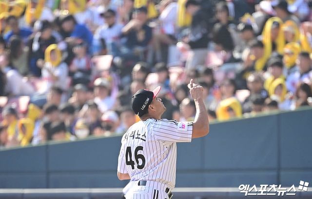 LG 투수 치리노스는 22일 잠실구장에서 열린 '2025 신한 SOL Bank KBO 리그' 롯데와 시즌 개막전에서 선발 등판했다. 6이닝 2실점 퀄리티스타트 투구를 선보여 승리 투수가 됐다. 잠실, 박지영 기자